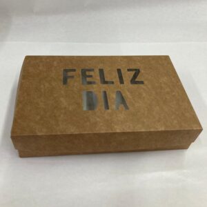 CAJA DE CARTON CON VISOR FELIZ DIA