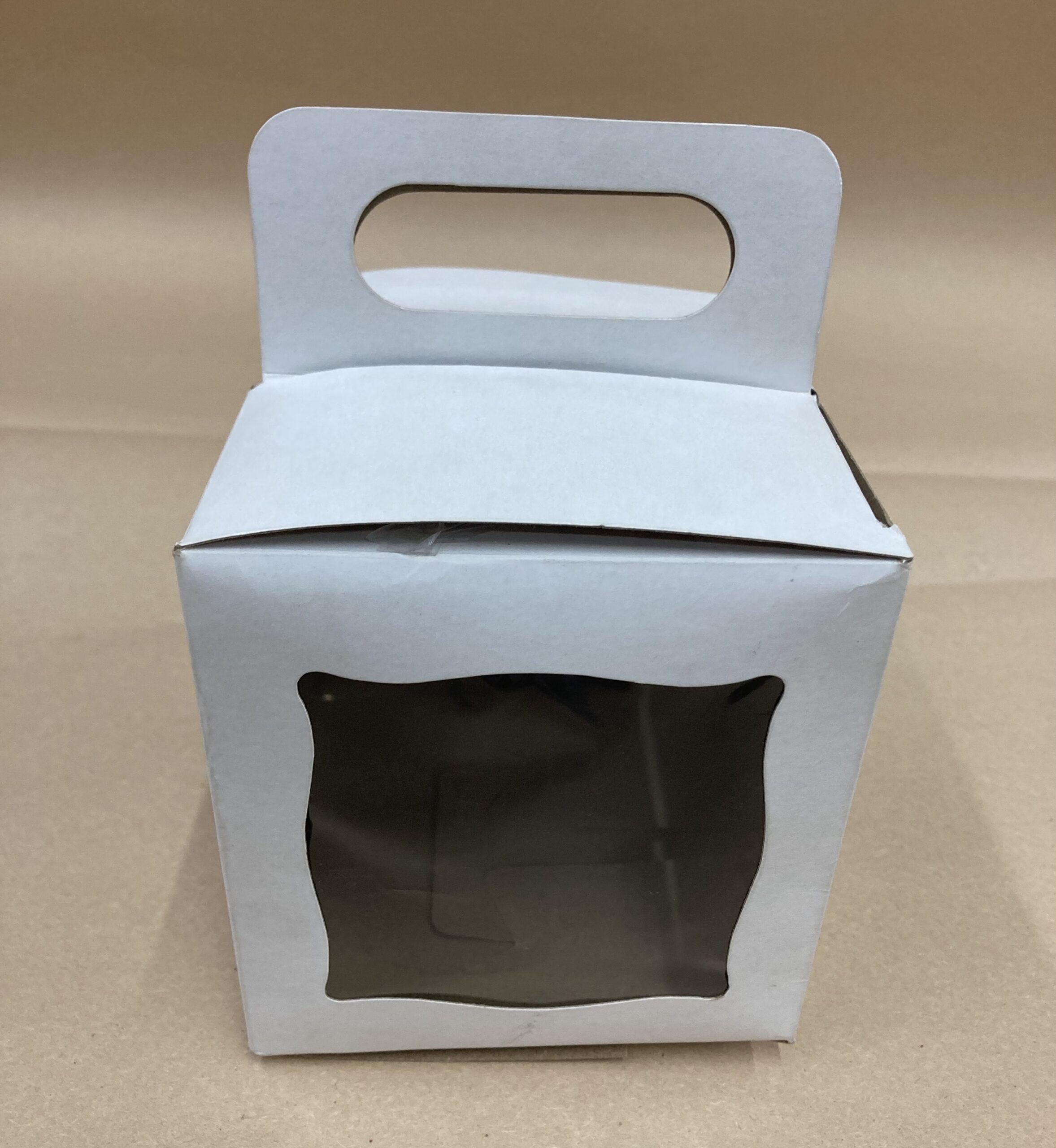 CAJA BLANCA CON VISOR Y MANIJA PARA TAZA