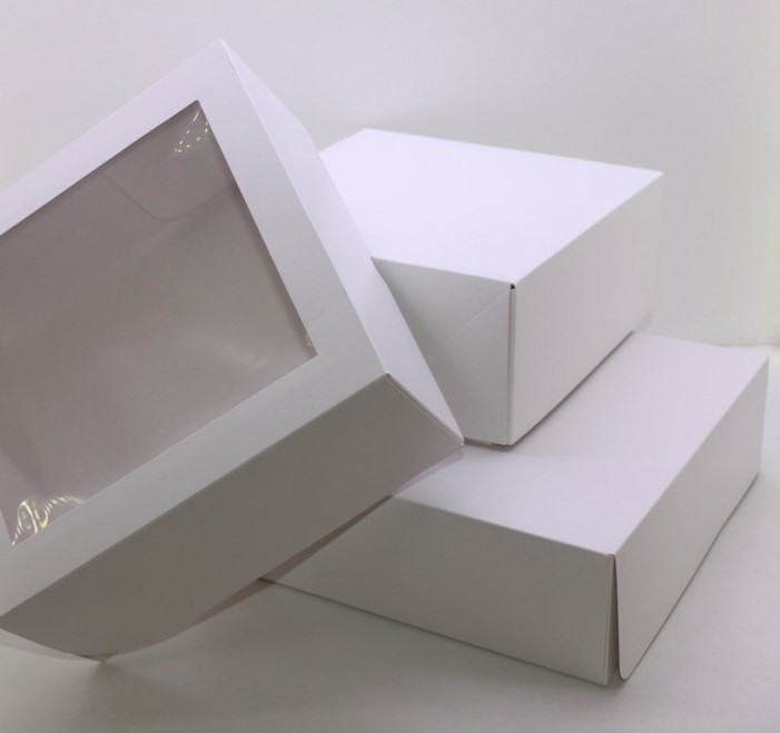 CAJA BLANCA PARA TORTA MEDIANA CON VISOR 24,5x24,5x10 cm.